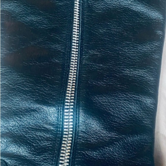 MICHAEL KORS
Black Leather Tall Carney
Studded
Riding Boots
Beautiful Condition - Picture 5 of 7